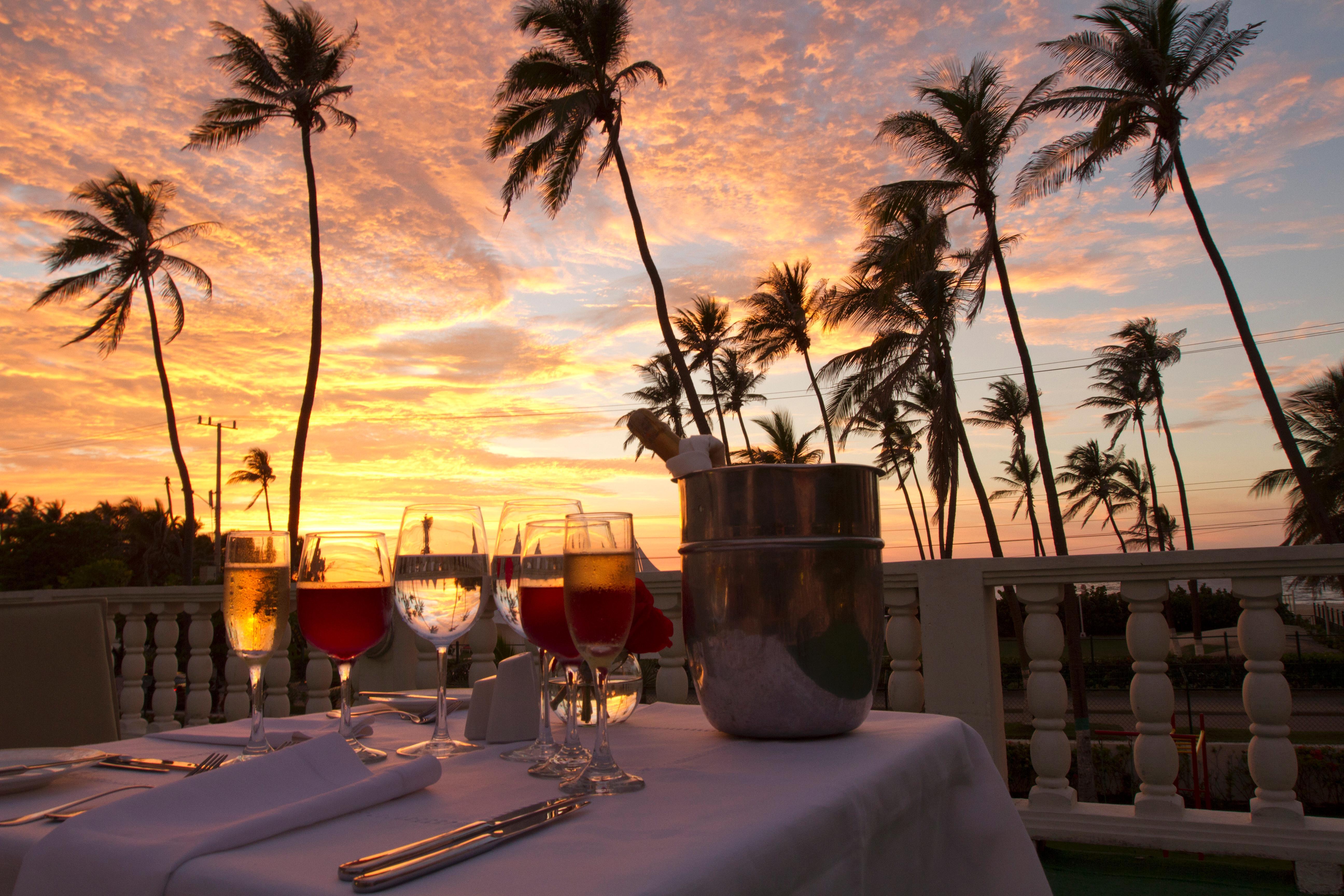 Hotel Caribe By Faranda Grand, A Member Of Radisson Individuals Cartagena المظهر الخارجي الصورة Sunset at the Four Seasons Hotel