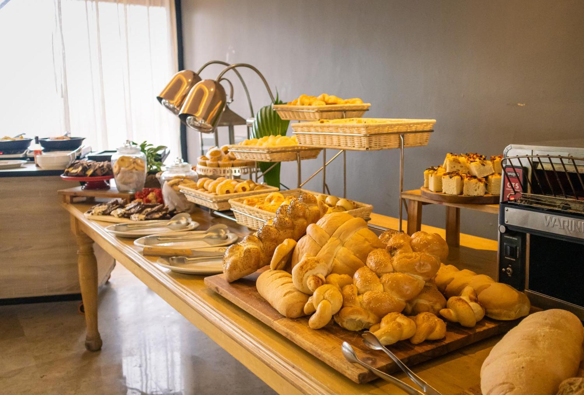 Hotel Caribe By Faranda Grand, A Member Of Radisson Individuals Cartagena المظهر الخارجي الصورة A bread buffet
