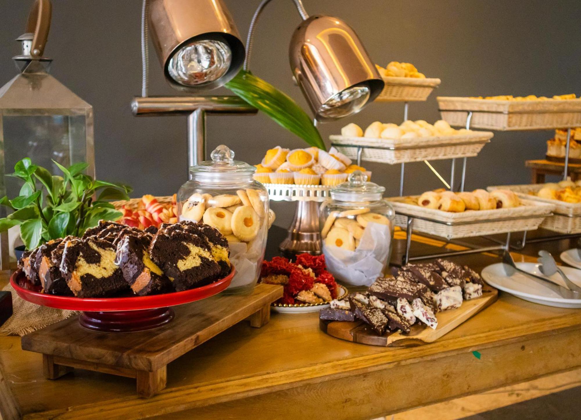 Hotel Caribe By Faranda Grand, A Member Of Radisson Individuals Cartagena المظهر الخارجي الصورة A dessert buffet