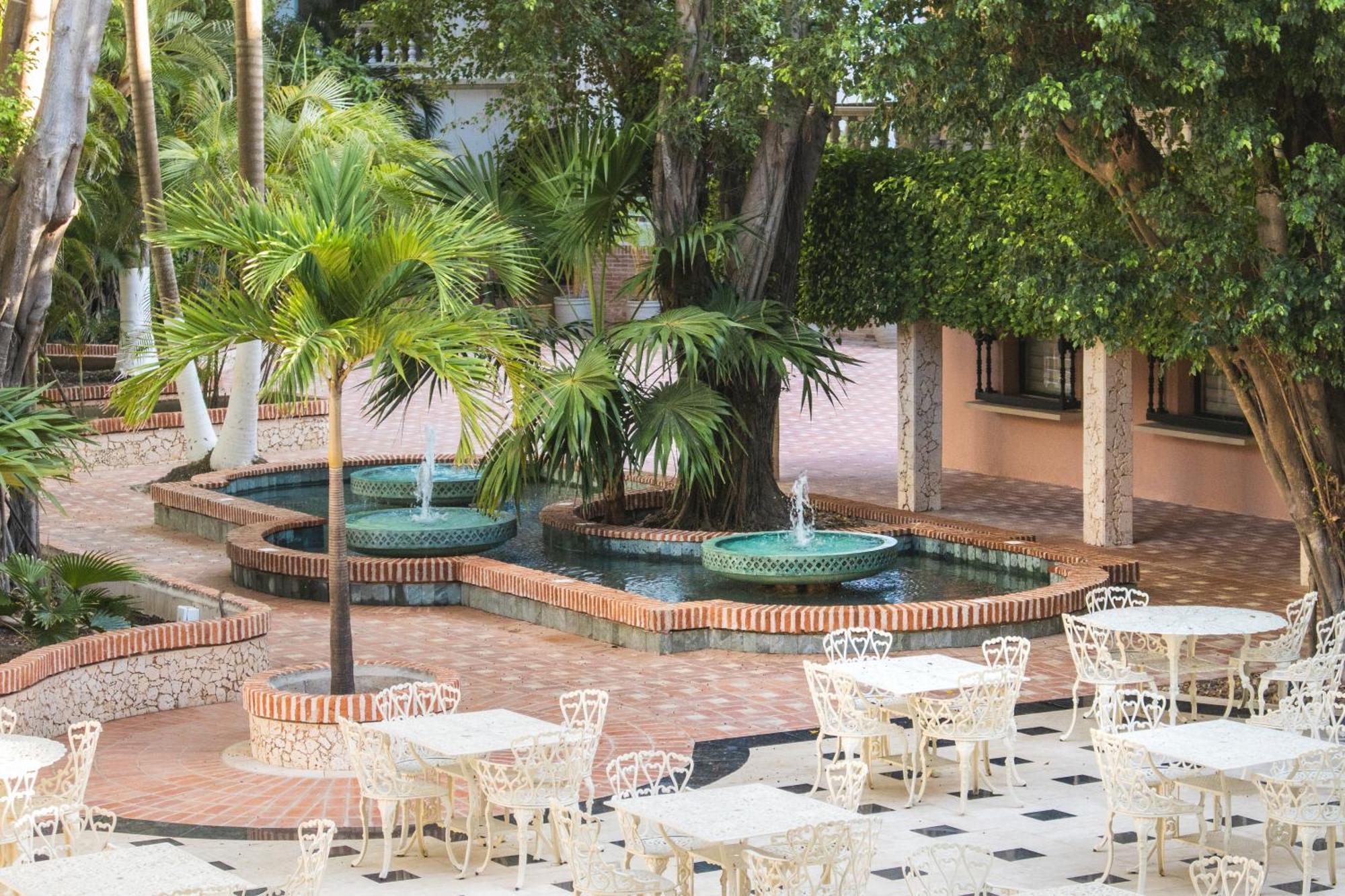 Hotel Caribe By Faranda Grand, A Member Of Radisson Individuals Cartagena المظهر الخارجي الصورة Fountain at the center of the mall